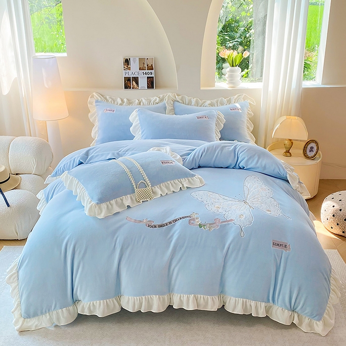 91家纺网 家纺一手货源 找家纺 卢赛尔 2025新款高克重全消光牛奶绒蕾丝刺绣韩版花边四件套-蝶恋花（带无纺布包装） 天空蓝