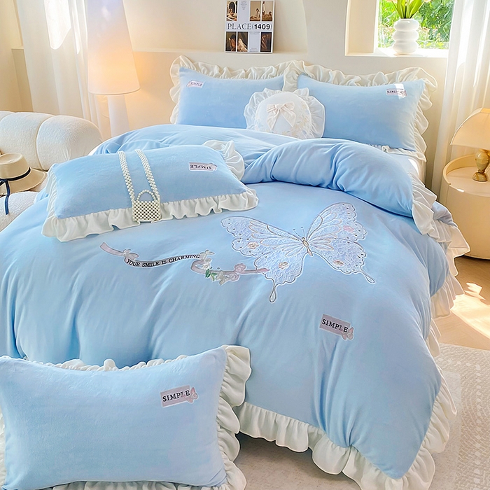 91家纺网 家纺一手货源 找家纺 卢赛尔 2025新款高克重全消光牛奶绒蕾丝刺绣韩版花边四件套-蝶恋花（带无纺布包装） 天空蓝