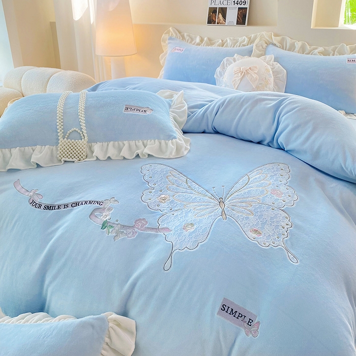 91家纺网 家纺一手货源 找家纺 卢赛尔 2025新款高克重全消光牛奶绒蕾丝刺绣韩版花边四件套-蝶恋花（带无纺布包装） 天空蓝