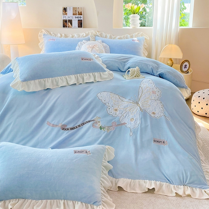 91家纺网 家纺一手货源 找家纺 卢赛尔 2025新款高克重全消光牛奶绒蕾丝刺绣韩版花边四件套-蝶恋花（带无纺布包装） 天空蓝