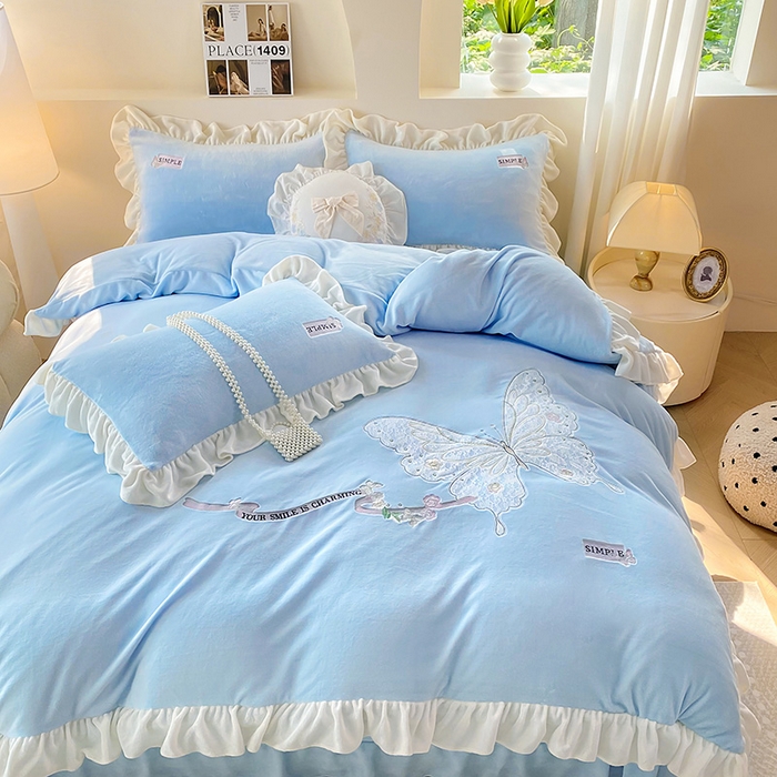 91家纺网 家纺一手货源 找家纺 卢赛尔 2025新款高克重全消光牛奶绒蕾丝刺绣韩版花边四件套-蝶恋花（带无纺布包装） 天空蓝