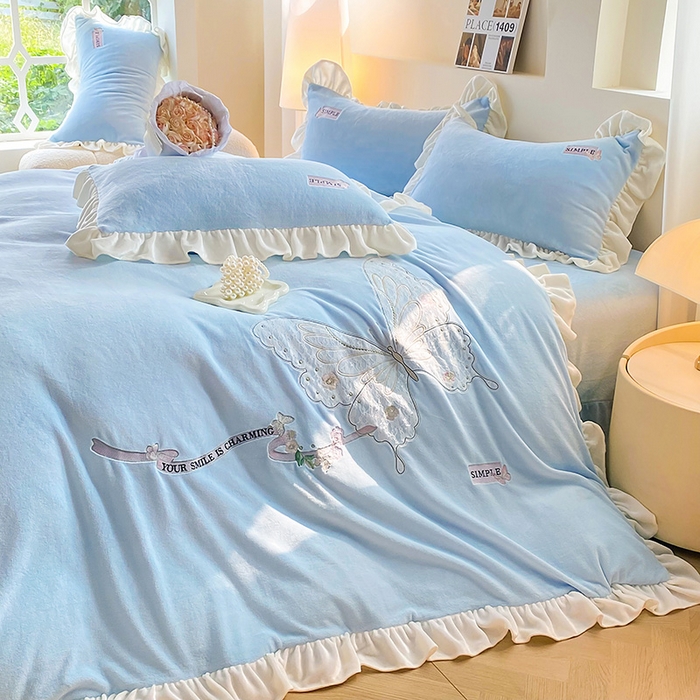 91家纺网 家纺一手货源 找家纺 卢赛尔 2025新款高克重全消光牛奶绒蕾丝刺绣韩版花边四件套-蝶恋花（带无纺布包装） 天空蓝