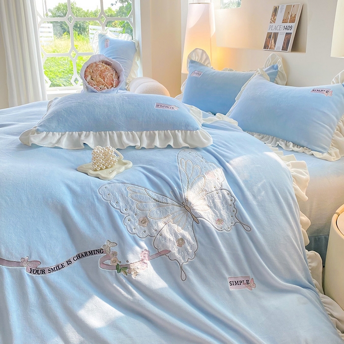 91家纺网 家纺一手货源 找家纺 卢赛尔 2025新款高克重全消光牛奶绒蕾丝刺绣韩版花边四件套-蝶恋花（带无纺布包装） 天空蓝
