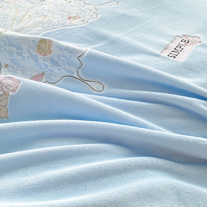 91家纺网 家纺一手货源 找家纺 卢赛尔 2025新款高克重全消光牛奶绒蕾丝刺绣韩版花边四件套-蝶恋花（带无纺布包装） 天空蓝