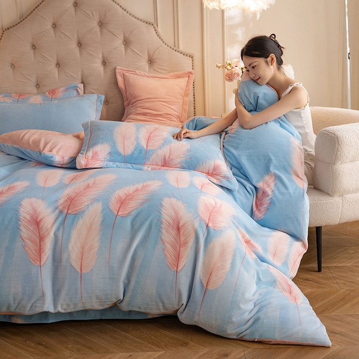 91家纺网 家纺一手货源 找家纺 简如 2025新款高克重A类印花臻棉绒牛奶绒四件套冬季加厚法莱 江边芦苇-蓝