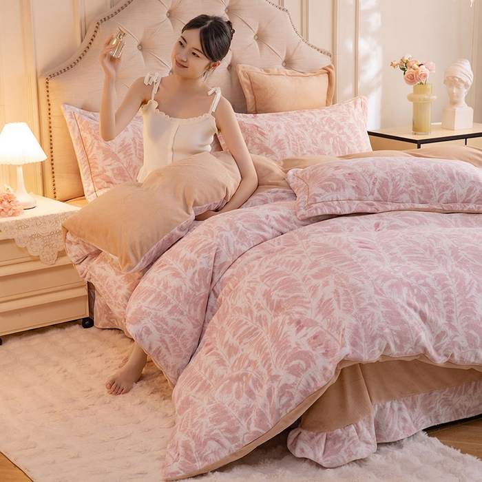 91家纺网 家纺一手货源 找家纺 简如 2025新款高克重A类印花臻棉绒牛奶绒四件套冬季加厚法莱 蕉叶寂寂-粉