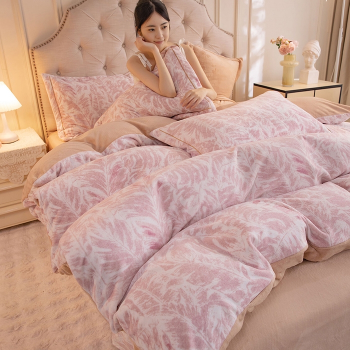 91家纺网 家纺一手货源 找家纺 简如 2025新款高克重A类印花臻棉绒牛奶绒四件套冬季加厚法莱 蕉叶寂寂-粉