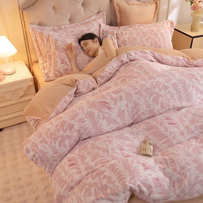 91家纺网 家纺一手货源 找家纺 简如 2025新款高克重A类印花臻棉绒牛奶绒四件套冬季加厚法莱 蕉叶寂寂-粉