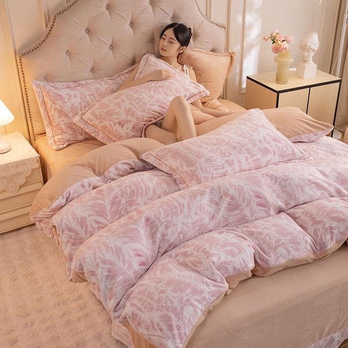 91家纺网 家纺一手货源 找家纺 简如 2025新款高克重A类印花臻棉绒牛奶绒四件套冬季加厚法莱 蕉叶寂寂-粉