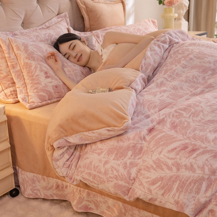 91家纺网 家纺一手货源 找家纺 简如 2025新款高克重A类印花臻棉绒牛奶绒四件套冬季加厚法莱 蕉叶寂寂-粉