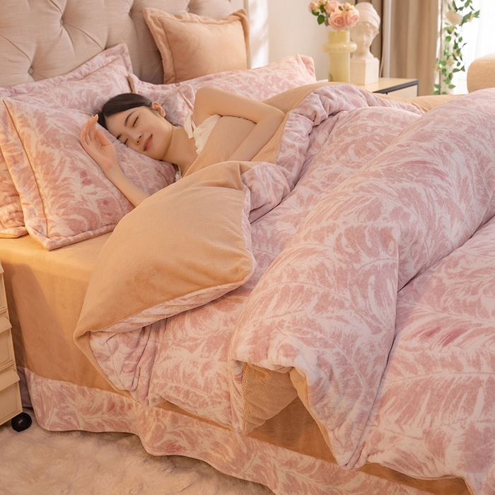 91家纺网 家纺一手货源 找家纺 简如 2025新款高克重A类印花臻棉绒牛奶绒四件套冬季加厚法莱 蕉叶寂寂-粉