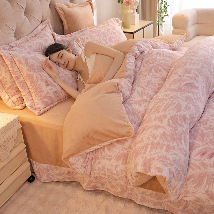 91家纺网 家纺一手货源 找家纺 简如 2025新款高克重A类印花臻棉绒牛奶绒四件套冬季加厚法莱 蕉叶寂寂-粉