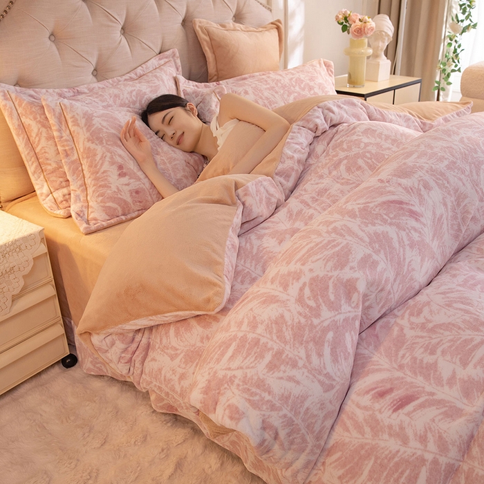 91家纺网 家纺一手货源 找家纺 简如 2025新款高克重A类印花臻棉绒牛奶绒四件套冬季加厚法莱 蕉叶寂寂-粉