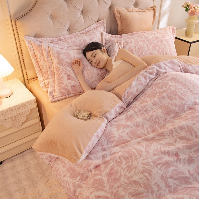 91家纺网 家纺一手货源 找家纺 简如 2025新款高克重A类印花臻棉绒牛奶绒四件套冬季加厚法莱 蕉叶寂寂-粉