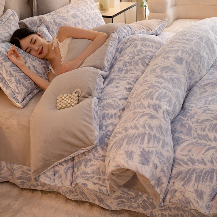 91家纺网 家纺一手货源 找家纺 简如 2025新款高克重A类印花臻棉绒牛奶绒四件套冬季加厚法莱 蕉叶寂寂-蓝