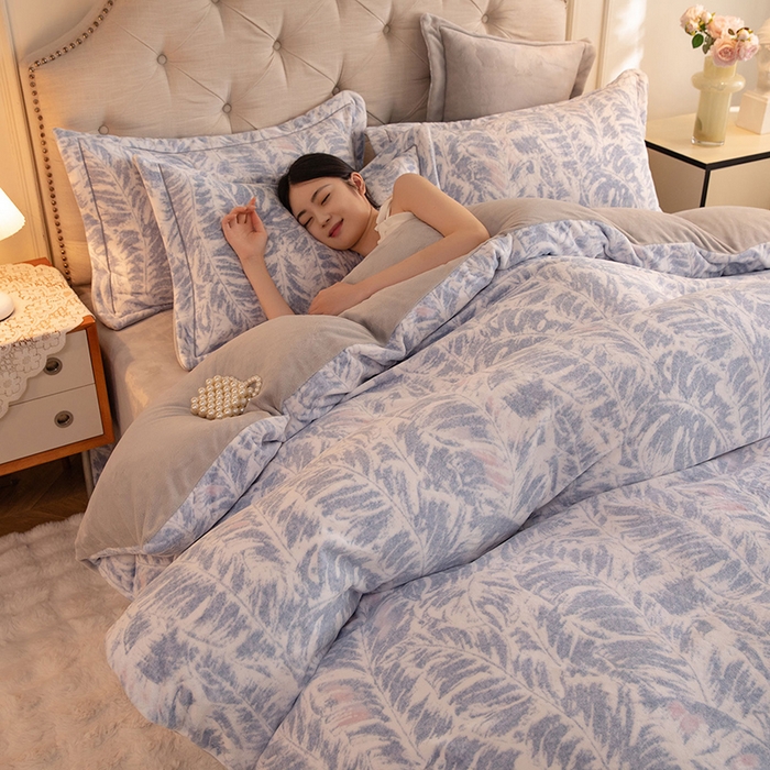 91家纺网 家纺一手货源 找家纺 简如 2025新款高克重A类印花臻棉绒牛奶绒四件套冬季加厚法莱 蕉叶寂寂-蓝