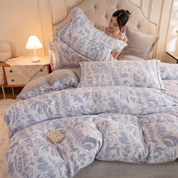 91家纺网 家纺一手货源 找家纺 简如 2025新款高克重A类印花臻棉绒牛奶绒四件套冬季加厚法莱 蕉叶寂寂-蓝