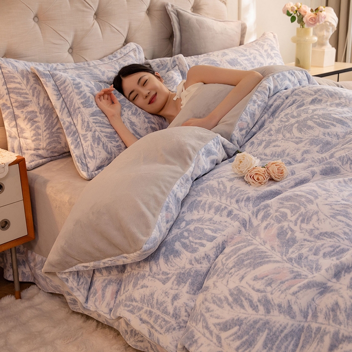 91家纺网 家纺一手货源 找家纺 简如 2025新款高克重A类印花臻棉绒牛奶绒四件套冬季加厚法莱 蕉叶寂寂-蓝