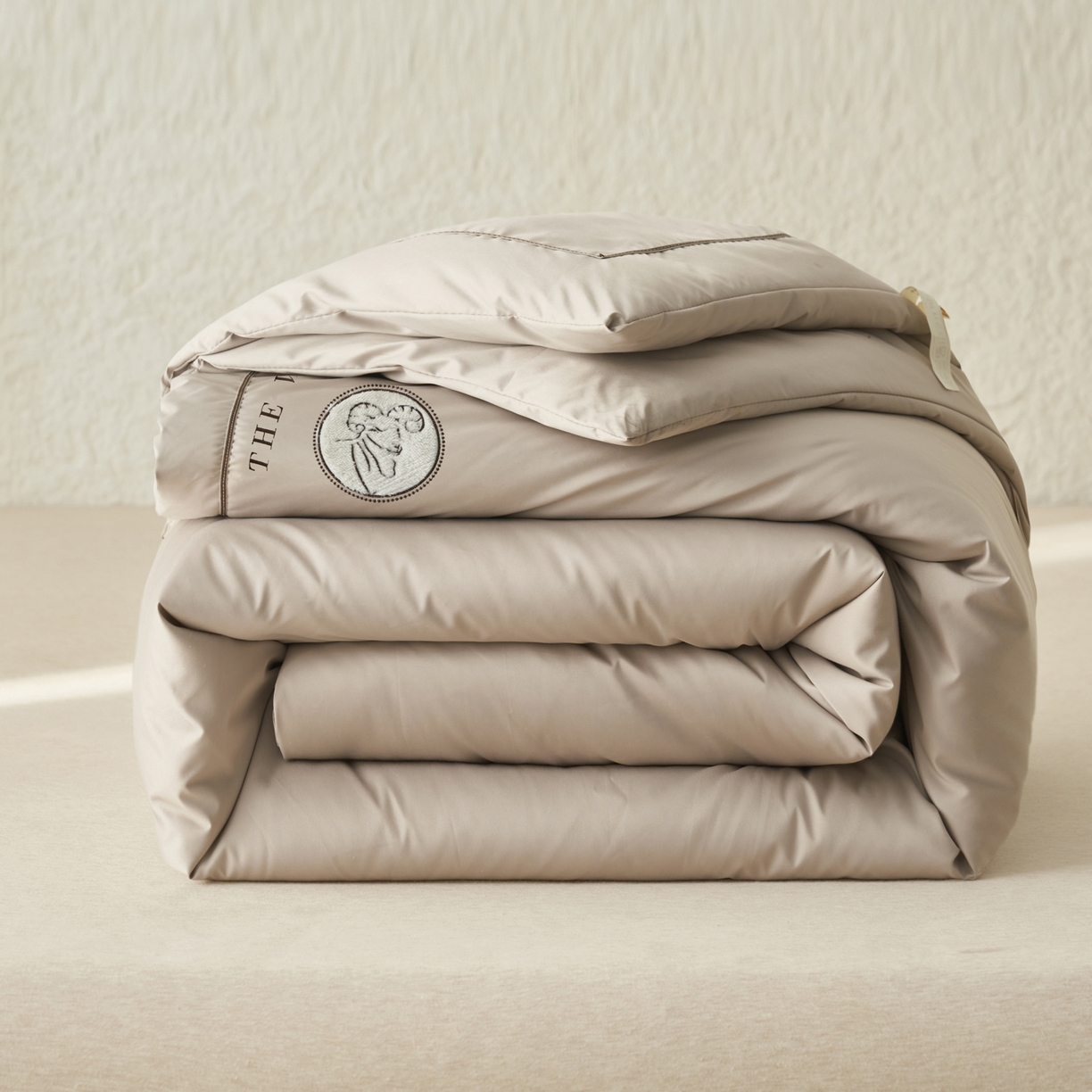 91家纺网 家纺一手货源 找家纺 子由家居 2025新款贴布绣澳洲进口羊毛被被子被芯 羊毛被-米驼