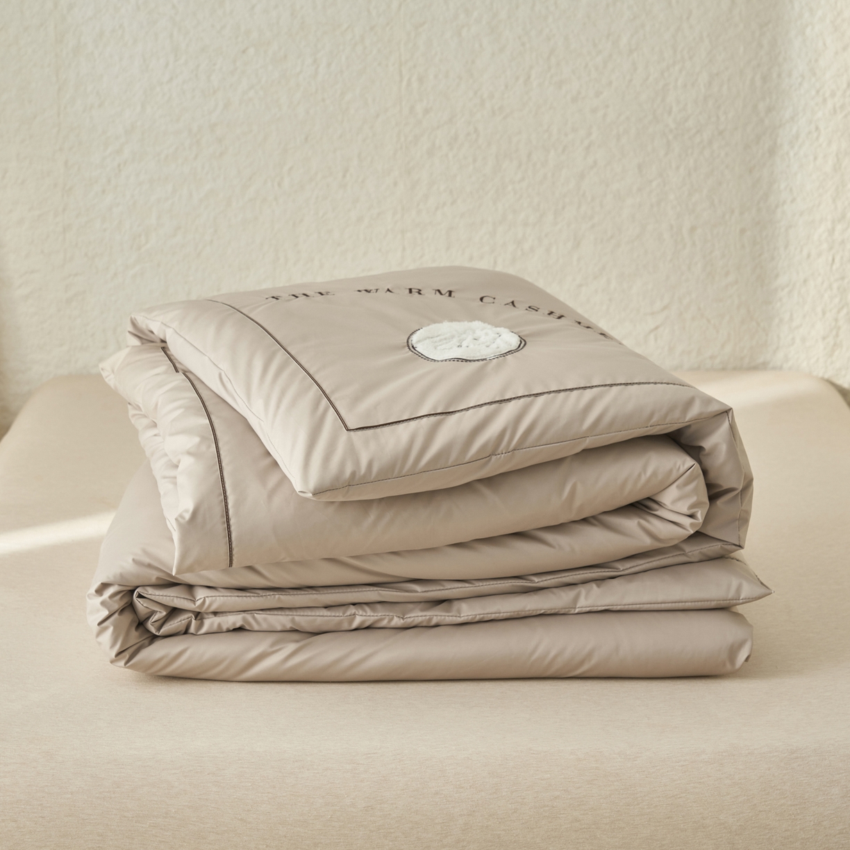 91家纺网 家纺一手货源 找家纺 子由家居 2025新款贴布绣澳洲进口羊毛被被子被芯 羊毛被-米驼