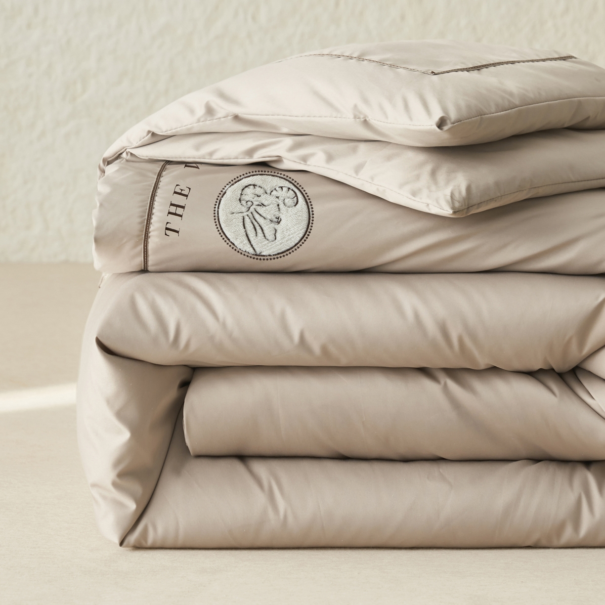 91家纺网 家纺一手货源 找家纺 子由家居 2025新款贴布绣澳洲进口羊毛被被子被芯 羊毛被-米驼