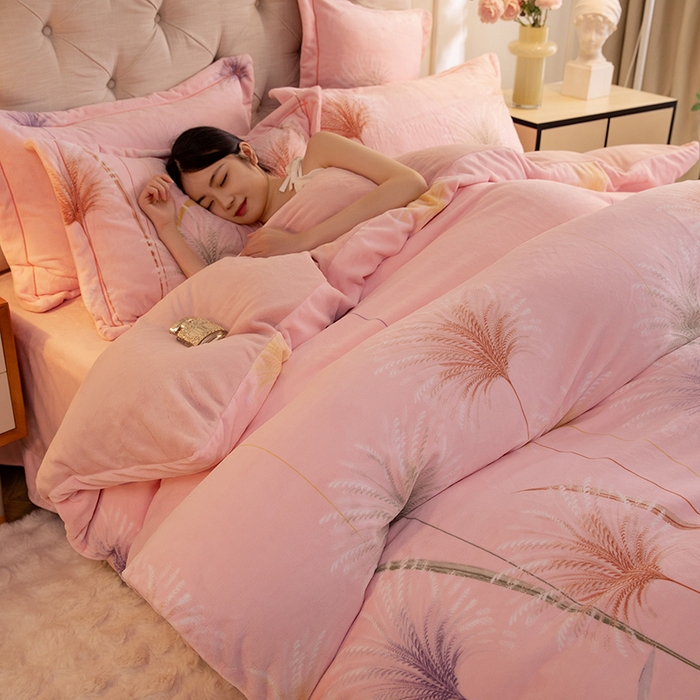 91家纺网 家纺一手货源 找家纺 简如 2025新款高克重A类印花臻棉绒牛奶绒四件套冬季加厚法莱 芦花摇曳（粉）