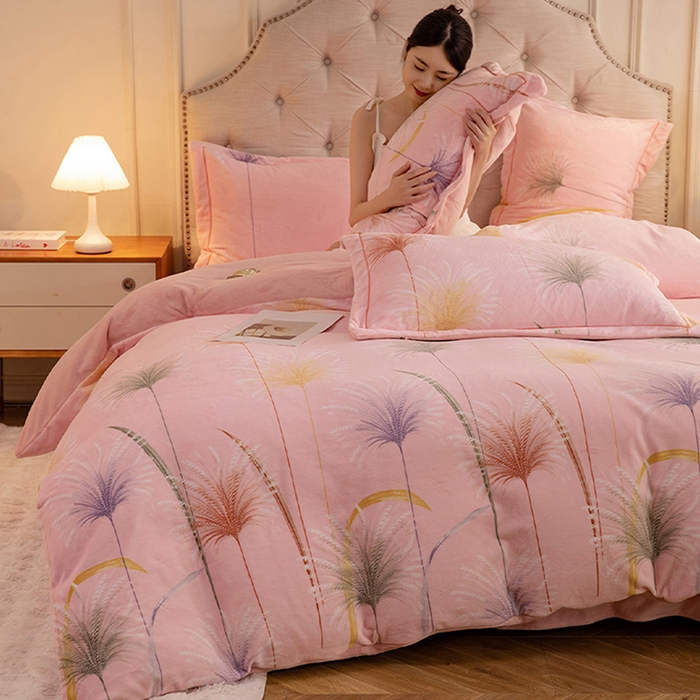 91家纺网 家纺一手货源 找家纺 简如 2025新款高克重A类印花臻棉绒牛奶绒四件套冬季加厚法莱 芦花摇曳（粉）