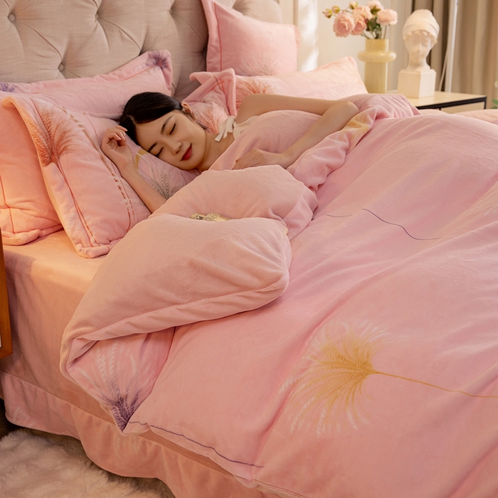 91家纺网 家纺一手货源 找家纺 简如 2025新款高克重A类印花臻棉绒牛奶绒四件套冬季加厚法莱 芦花摇曳（粉）