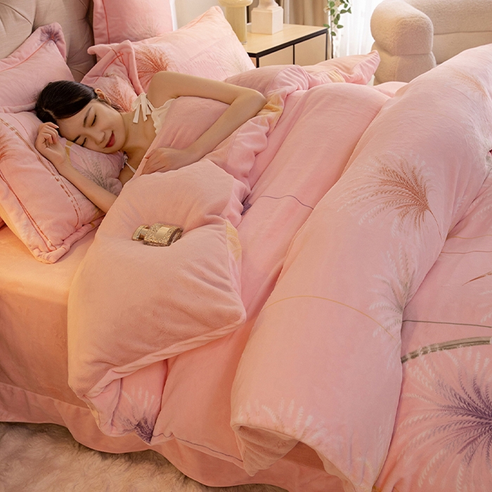 91家纺网 家纺一手货源 找家纺 简如 2025新款高克重A类印花臻棉绒牛奶绒四件套冬季加厚法莱 芦花摇曳（粉）