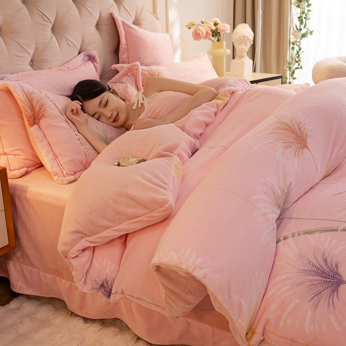 91家纺网 家纺一手货源 找家纺 简如 2025新款高克重A类印花臻棉绒牛奶绒四件套冬季加厚法莱 芦花摇曳（粉）