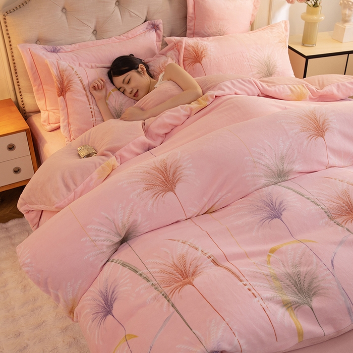 91家纺网 家纺一手货源 找家纺 简如 2025新款高克重A类印花臻棉绒牛奶绒四件套冬季加厚法莱 芦花摇曳（粉）