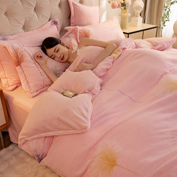 91家纺网 家纺一手货源 找家纺 简如 2025新款高克重A类印花臻棉绒牛奶绒四件套冬季加厚法莱 芦花摇曳（粉）