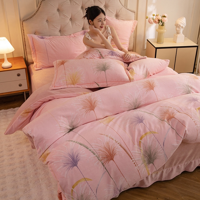 91家纺网 家纺一手货源 找家纺 简如 2025新款高克重A类印花臻棉绒牛奶绒四件套冬季加厚法莱 芦花摇曳（粉）