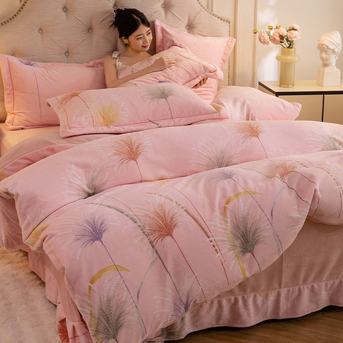 91家纺网 家纺一手货源 找家纺 简如 2025新款高克重A类印花臻棉绒牛奶绒四件套冬季加厚法莱 芦花摇曳（粉）