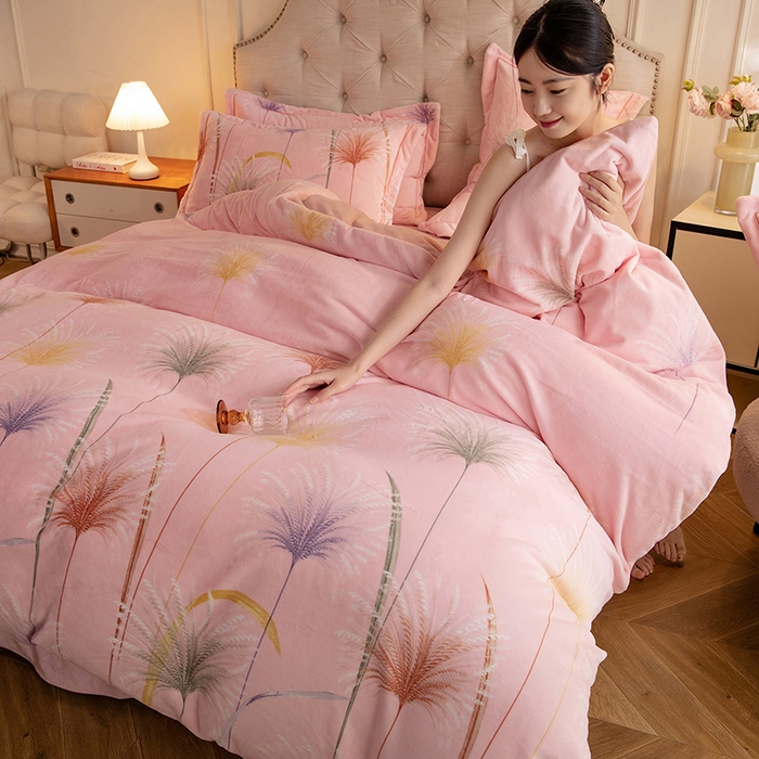 91家纺网 家纺一手货源 找家纺 简如 2025新款高克重A类印花臻棉绒牛奶绒四件套冬季加厚法莱 芦花摇曳（粉）