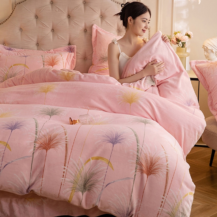 91家纺网 家纺一手货源 找家纺 简如 2025新款高克重A类印花臻棉绒牛奶绒四件套冬季加厚法莱 芦花摇曳（粉）