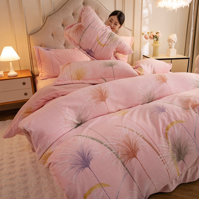 91家纺网 家纺一手货源 找家纺 简如 2025新款高克重A类印花臻棉绒牛奶绒四件套冬季加厚法莱 芦花摇曳（粉）