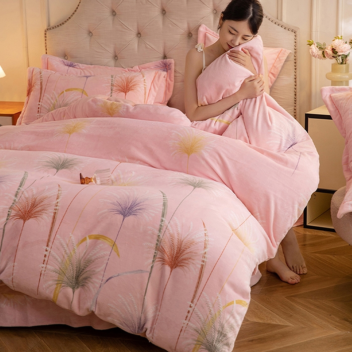 91家纺网 家纺一手货源 找家纺 简如 2025新款高克重A类印花臻棉绒牛奶绒四件套冬季加厚法莱 芦花摇曳（粉）