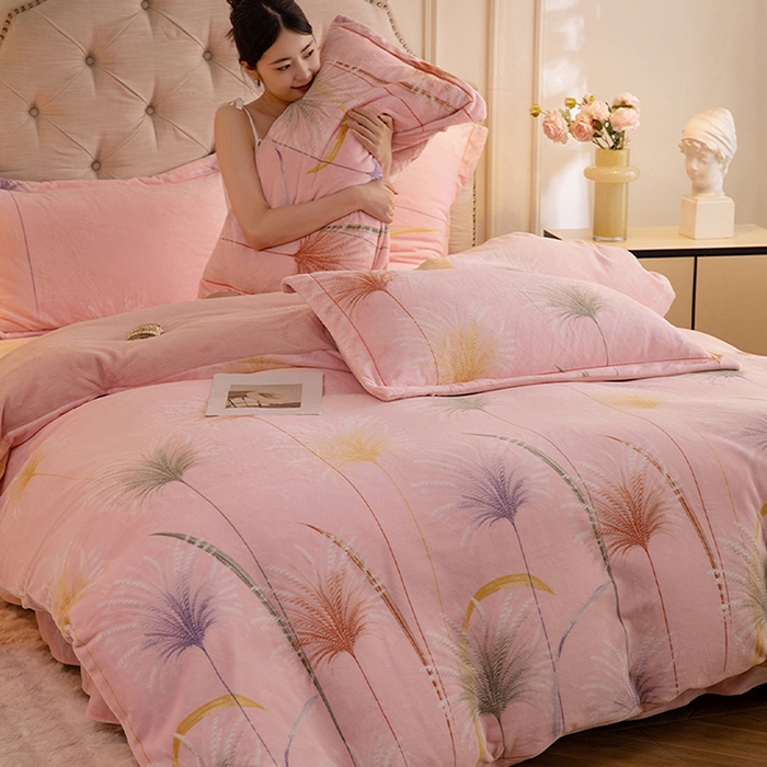 91家纺网 家纺一手货源 找家纺 简如 2025新款高克重A类印花臻棉绒牛奶绒四件套冬季加厚法莱 芦花摇曳（粉）