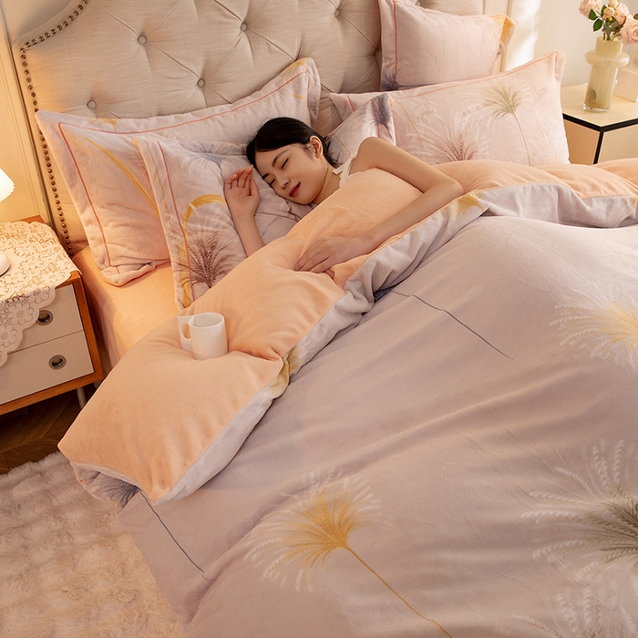 91家纺网 家纺一手货源 找家纺 简如 2025新款高克重A类印花臻棉绒牛奶绒四件套冬季加厚法莱 芦花摇曳（灰）