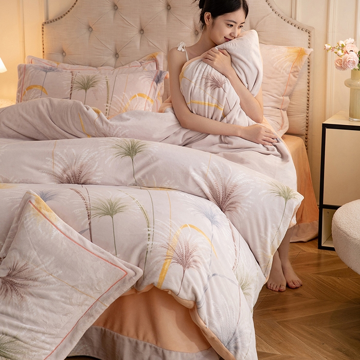 91家纺网 家纺一手货源 找家纺 简如 2025新款高克重A类印花臻棉绒牛奶绒四件套冬季加厚法莱 芦花摇曳（灰）