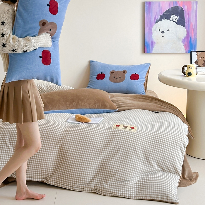 91家纺网 家纺一手货源 找家纺 （总）桃子家居 2025新款A类ins数码印花卡通织标混搭大版加厚牛奶绒系列四件套