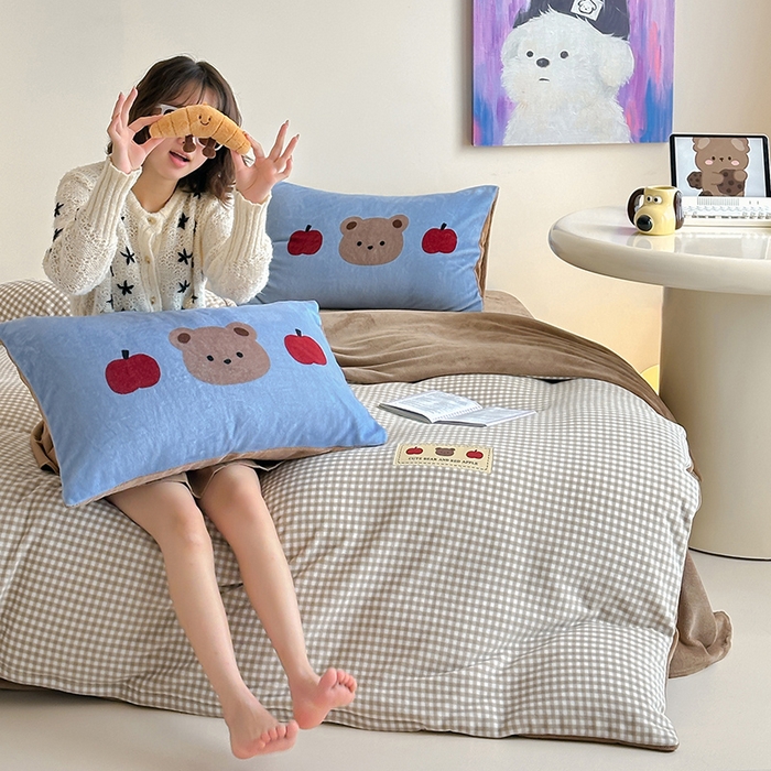 91家纺网 家纺一手货源 找家纺 （总）桃子家居 2025新款A类ins数码印花卡通织标混搭大版加厚牛奶绒系列四件套