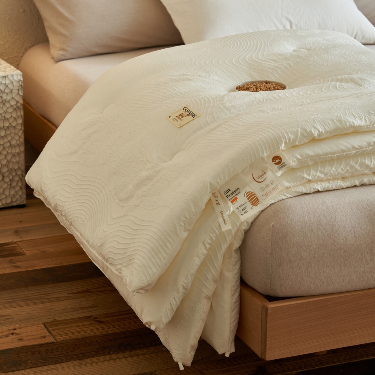 91家纺网 家纺一手货源 找家纺 子由家居 2025新款水洗浮雕澳洲进口羊毛被被子被芯 曲线-米白