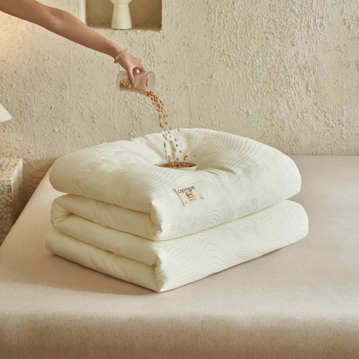 91家纺网 家纺一手货源 找家纺 子由家居 2025新款水洗浮雕澳洲进口羊毛被被子被芯 曲线-米白