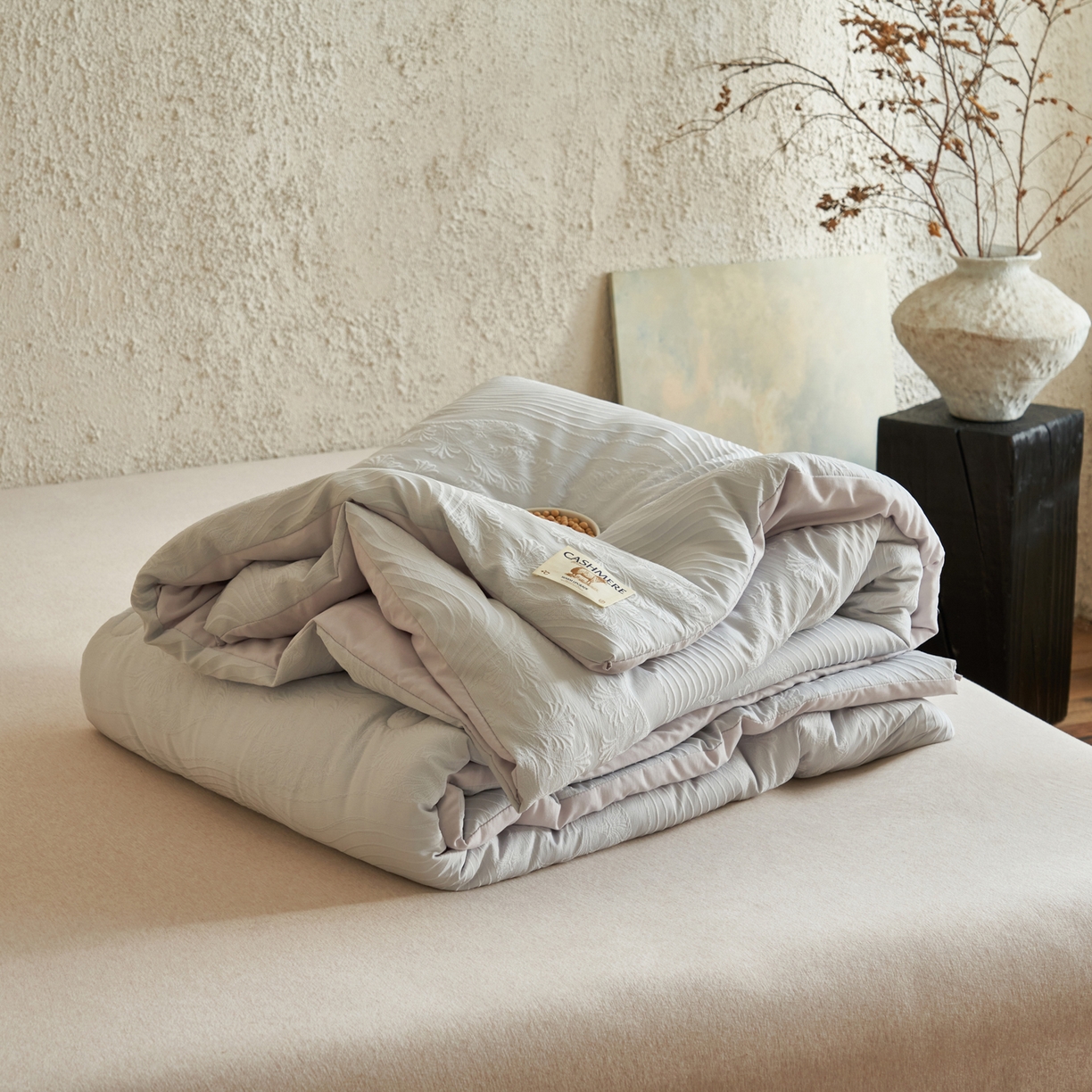 91家纺网 家纺一手货源 找家纺 子由家居 2025新款水洗浮雕澳洲进口羊毛被被子被芯 曲线-浅灰