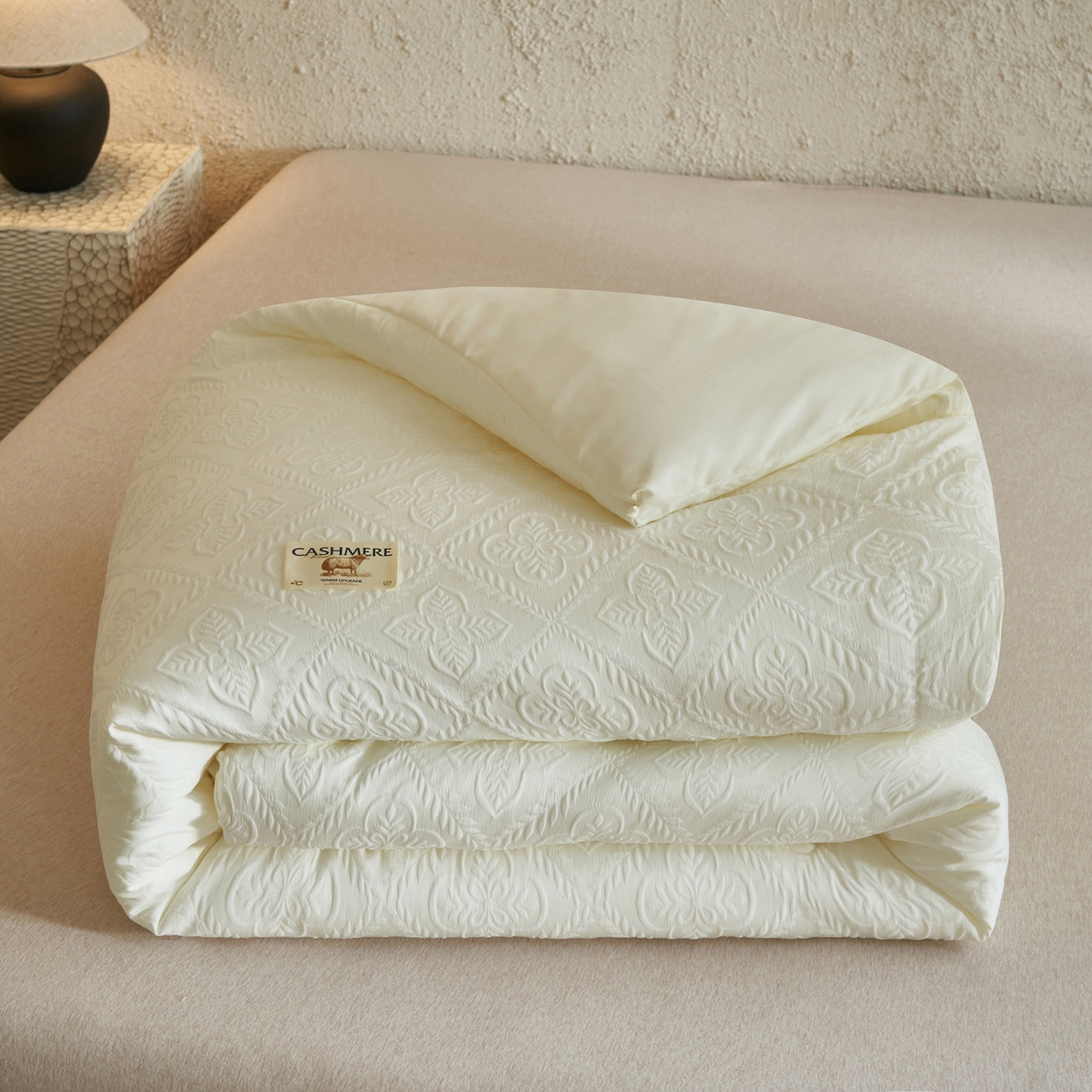 91家纺网 家纺一手货源 找家纺 子由家居 2025新款水洗浮雕澳洲进口羊毛被被子被芯 四叶草-米白