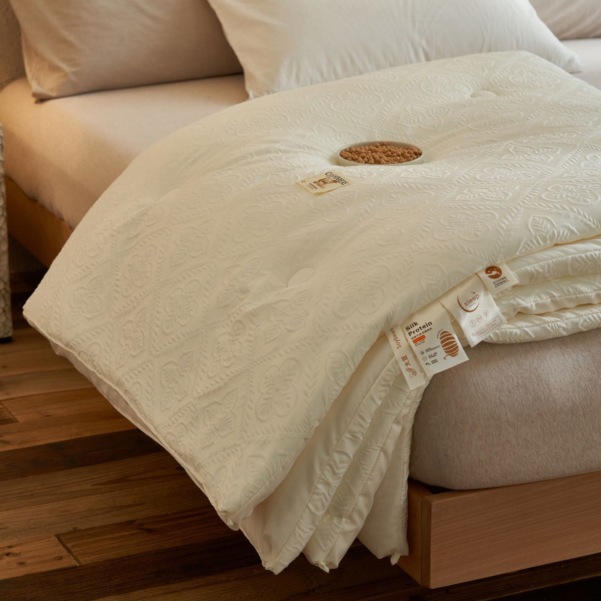 91家纺网 家纺一手货源 找家纺 子由家居 2025新款水洗浮雕澳洲进口羊毛被被子被芯 四叶草-米白