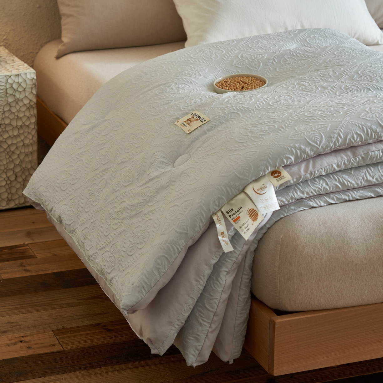 91家纺网 家纺一手货源 找家纺 子由家居 2025新款水洗浮雕澳洲进口羊毛被被子被芯 四叶草-浅灰