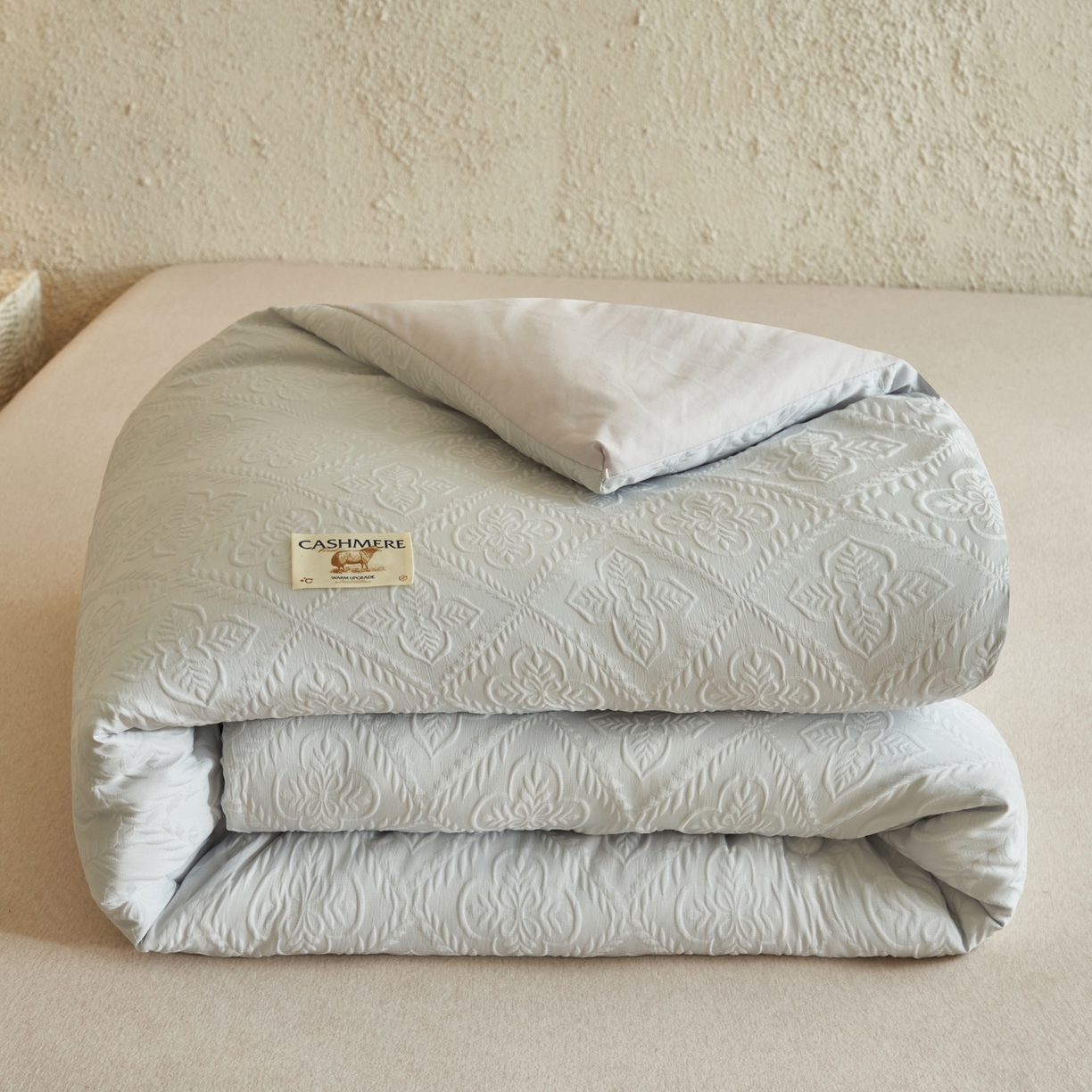 91家纺网 家纺一手货源 找家纺 子由家居 2025新款水洗浮雕澳洲进口羊毛被被子被芯 四叶草-浅灰